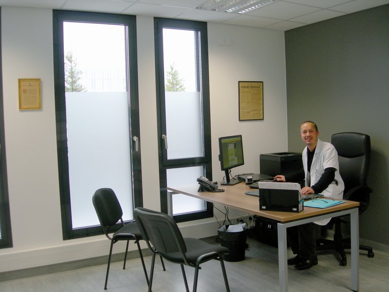 Il Dott. Thomas Raphael lavora al computer nel suo studio