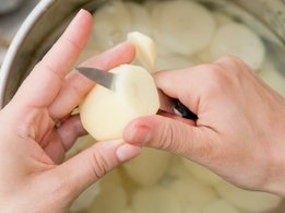 Tagliate a cubetti e immergete (in acqua) le patate e le verdure prima di cucinarle.