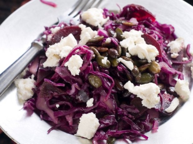 Insalata tiepida di cavolo rosso con formaggio di capra e capperi