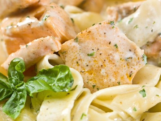 Cotoletta di tacchino con crème fraîche e tagliatelle fresche