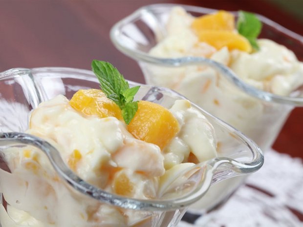 Zabaione con pesche e gelato alla vaniglia