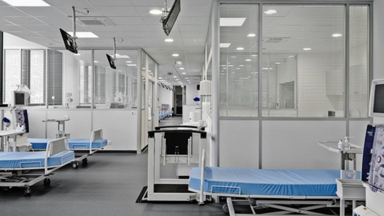Vista interna di una clinica con diversi letti vuoti