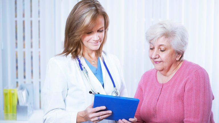 Medico e paziente guardano un tablet