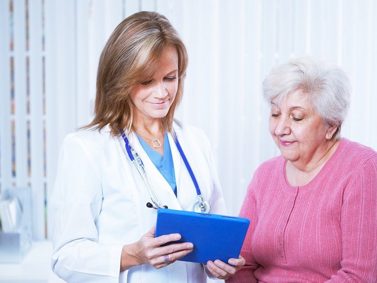 Medico e paziente guardano un tablet