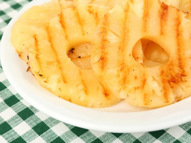 Ananas alla griglia con panna al cocco