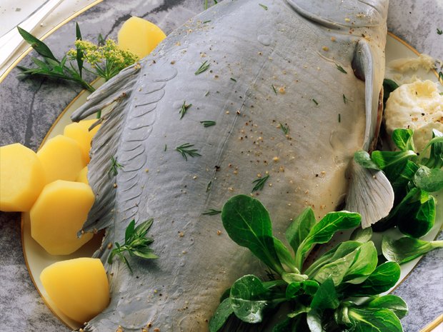 Carpa di Natale in “salsa blu” con patate